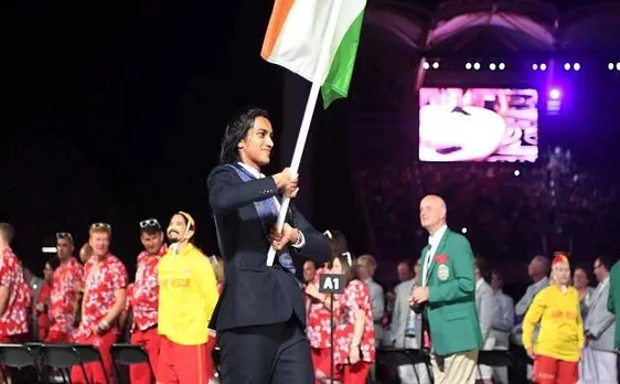 स्मोकिंग सेरेमनी के साथ राष्ट्रमंडल खेल 2018 का हुआ शानदार आग़ाज़, पीवी सिंधु ने की भारत की अगुवाई
