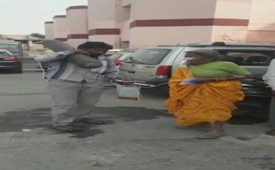 हॉस्पिटल की लापरवाही, मां को नहीं दिया स्ट्रेचर, बेटे ने ऑक्सीजन सिलेंडर कंधे पर ढोया