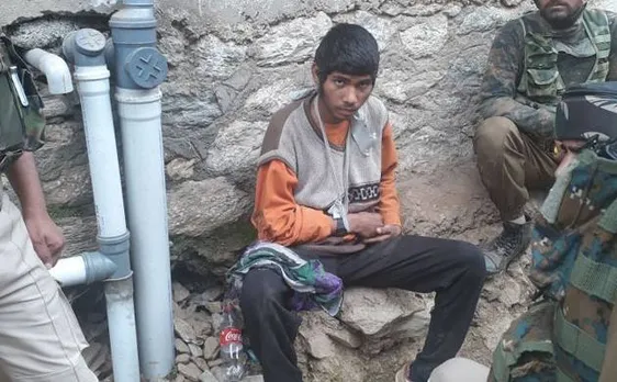 जम्मू कश्मीर: कुपवाड़ा में सुरक्षाबलों के हाथ लगी बड़ी कामयाबी, पाकिस्तानी आतंकी गिरफ्तार