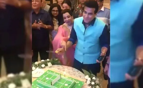 76वें बर्थडे पर बॉलीवुड एक्टर जीतेंद्र ने नाचते हुए काटा केक, देखें VIDEO
