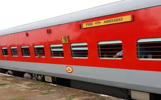 देखें Video, बिना इंजन के पटरी पर दौड़ी अहमदाबाद-पुरी एक्सप्रेस, दो अधिकारी निलंबित