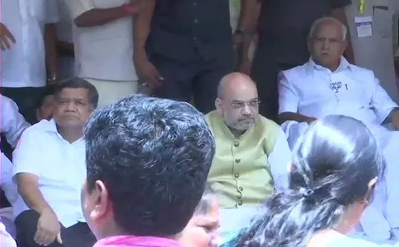 विपक्ष के खिलाफ बीजेपी और सरकार धरने पर, पीएम मोदी ने  उपवास रहते किया डिफेंस एक्सपो का उद्घाटन