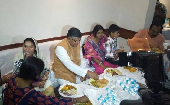 रविशंकर प्रसाद ने दलितों के साथ 5 स्टार होटल में किया लंच, बौखलाया विपक्ष