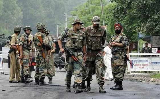 कश्मीर के शोपियां में NC नेता के सुरक्षाकर्मी को गोली मार आतंकी फरार