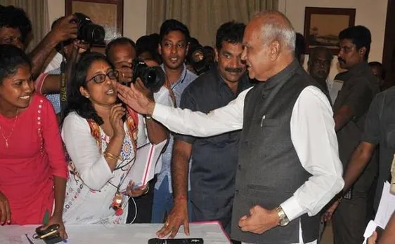 तमिलनाडु : राज्यपाल ने महिला पत्रकार का गाल थपथपाने के लिए माफी मांगी, कहा- पोती समझकर किया था