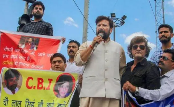 कठुआ रेप मामले में सीबीआई जांच की मांग को लेकर पूर्व बीजेपी मंत्री ने निकाला कैंडल मार्च