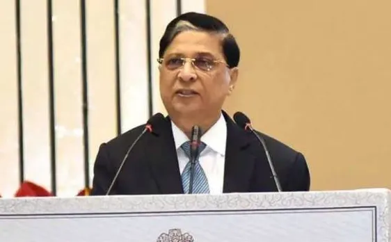 उप-राष्ट्रपति को सौंपा गया CJI दीपक मिश्रा के खिलाफ महाभियोग प्रस्ताव, 71 सांंसदों का हस्ताक्षर