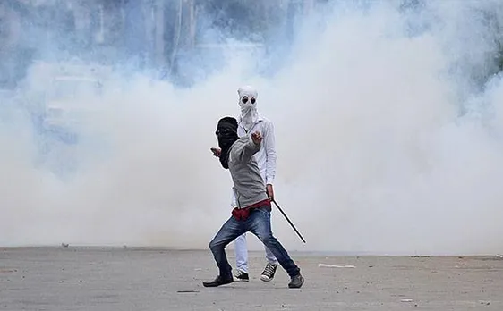 जम्मू-कश्मीर: प्रदर्शनकारियों ने सेना पर किया पथराव, झड़प शुरु