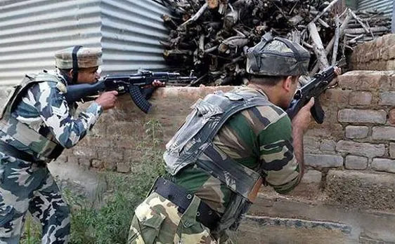 जम्मू-कश्मीर: पुलवामा में सेना के साथ मुठभेड़ में 4 आतंकी ढेर, 1 जवान शहीद