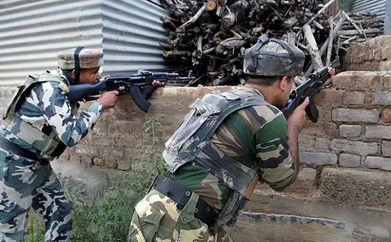 जम्मू-कश्मीर: पुलवामा में आतंकियों और सुरक्षाकर्मियों के बीच मुठभेड़ में एक जवान शहीद