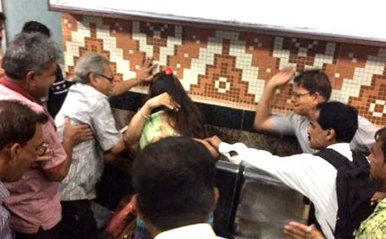 कोलकाता: मेट्रो में गले लगने पर भीड़ ने की कपल की पिटाई
