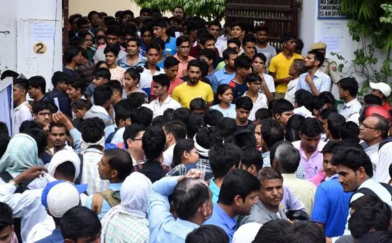 नीट परीक्षा: अभ्यर्थियों ने नियमों की अनदेखी की, CBSE ने दिखाई सख्ती