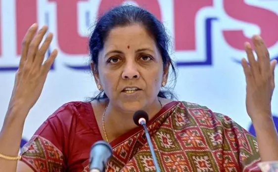 रक्षामंत्री ने कहा- आतंक पर सेना कठोर लेकिन कश्मीरी युवाओं के भटकाव के लिये जिम्मेदार नहीं