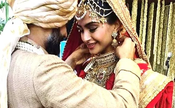 VIRAL PICS: शादी के बाद कुछ इस अंदाज में नजर आए सोनम कपूर और आनंद आहूजा
