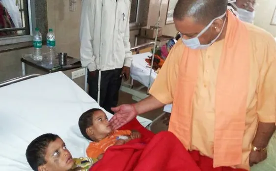 सीतापुर: आदमखोर कुत्तों के काटने से घायल बच्चों से मिले योगी, मुआवजे का किया ऐलान
