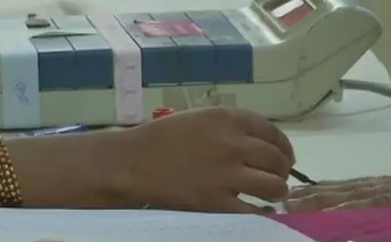 कर्नाटक विधानसभा चुनाव: जानिए आखिर क्यों 224 मे से सिर्फ 222 सीटों पर हो रही है वोटिंग
