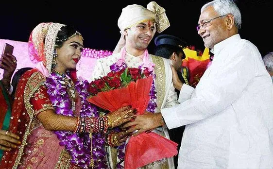 तेज प्रताप की शादी में पहुंचे थे खाना खाने, लेकिन मिली सिर्फ लाठियां