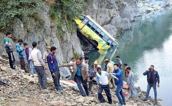 हिमाचल में बस पहाड़ी से नीचे गिरी, 7 की मौत