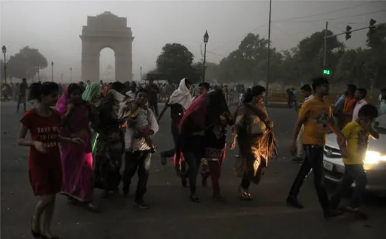 दिल्ली-NCR में अभी नहीं टला तूफ़ान का खतरा, हवाई यतायात प्रभावित