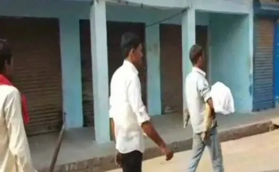 उत्तर प्रदेश: अस्पताल ने नहीं दी एंबुलेंस, बेटे का शव कंधे पर ले जाना पड़ा