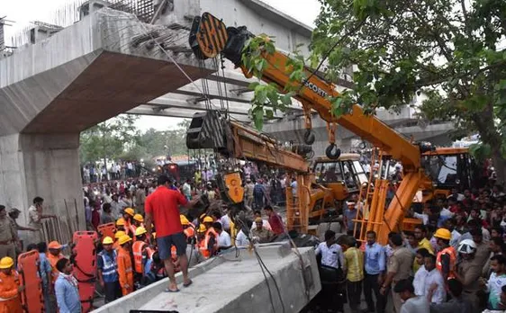 UP: वाराणसी में फ्लाईओवर गिरने से 18 लोगों की मौत, मृतकों के परिजनों को 5 लाख रु के मुआवजे का ऐलान