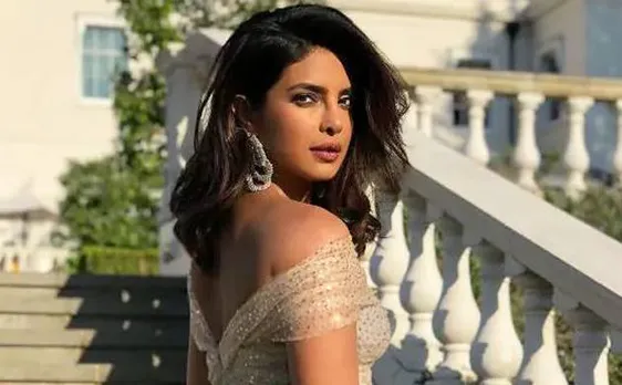 प्रिंस हैरी-मेगन मर्केल के रॉयल रिसेप्शन में  प्रियंका ने पहनी ऑफ़-शोल्डर ड्रेस, देखें स्टनिंग लुक में तस्वीरें
