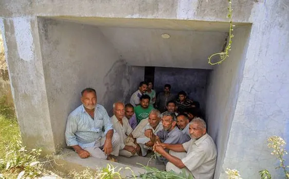 जम्मू-कश्मीर: युद्ध जैसी स्थिति के बीच सीमावर्ती गांवों से 40,000 लोगों का पलायन, अब तक 4 की मौत