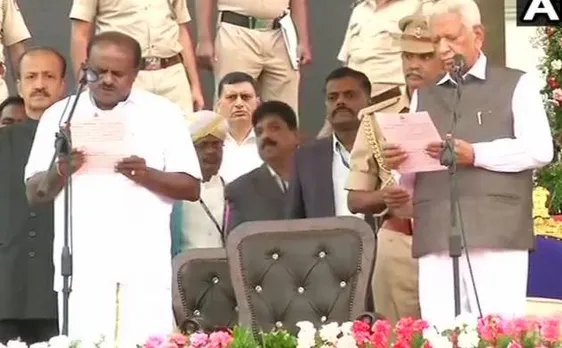 कर्नाटक: राज्यपाल वजुभाई वाला ने कुमारस्वामी को दिलाई सीएम पद की शपथ, सोनिया, मायावती समेत कई विपक्षी नेता मौजूद