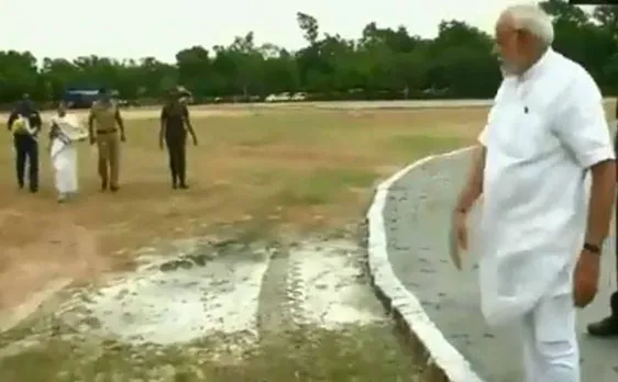 कोलकाताः जब पीएम नरेंद्र मोदी ने सीएम ममता बनर्जी को दिखाया सही रास्ता... देखें वीडियो