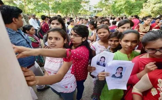 केरल: लड़की को गले लगाने पर स्कूल ने किया था सस्पेंड, अब 12वीं में मिले 91% अंक