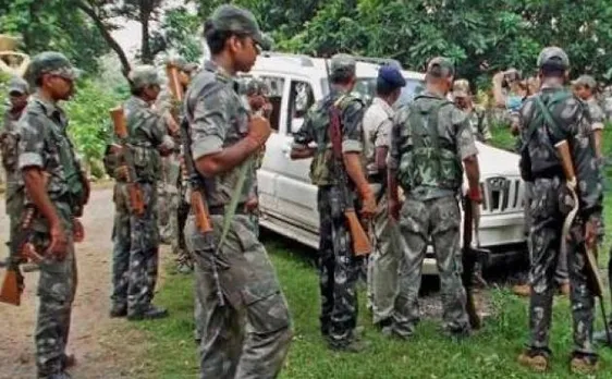 झारखंड में सुरक्षा बलों ने 4 नक्सलियों को मार गिराया