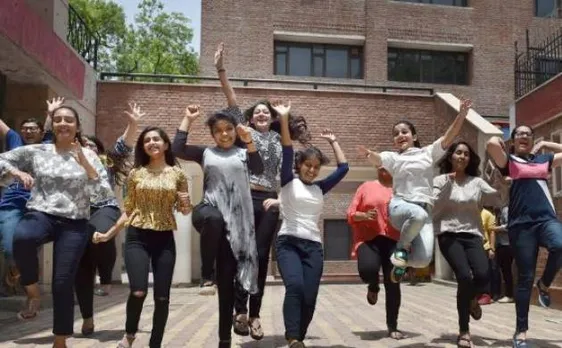 CBSE Class 10th Result 2018: रिजल्ट घोषित, 499 अंक के साथ चार टॉपर, तीन पर लड़कियों ने मारी बाजी