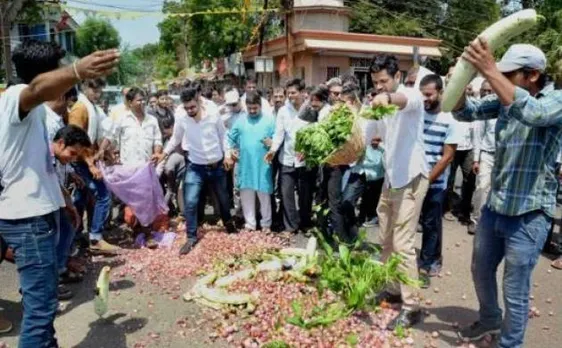 कई राज्यों में किसानों का प्रदर्शन, सड़कों पर फेंकी गई सब्जियां
