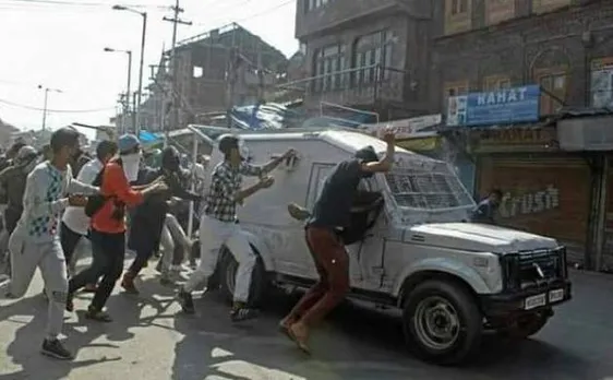 जम्मू-कश्मीर: CRPF वाहन की टक्कर में घायल युवक की मौत, प्रदर्शन तेज़