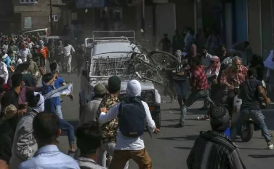 जम्मू-कश्मीर: नौहट्टा में CRPF वाहन से टकराकर युवक की मौत पर बवाल, FIR दर्ज़