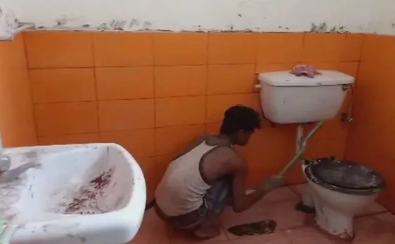 योगी आदित्यनाथ के दौरे से पहले बाथरूम तक हो गया भगवा