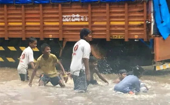 बारिश ने थामी मुंबई की रफ़्तार, मौसम विभाग ने भारी बारिश का जारी किया अलर्ट, BMC ने रद्द की छुट्टियां