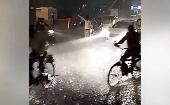 मुबंई: भारी बारिश में ड्यूटी निभाता रहा ट्रैफिक पुलिसकर्मी, वायरल हुआ वीडियो