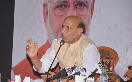 जम्मू-कश्मीर में पाकिस्तानी गोलीबारी पीड़ितों में मिले राजनाथ, बंकरों का लिया जाएजा