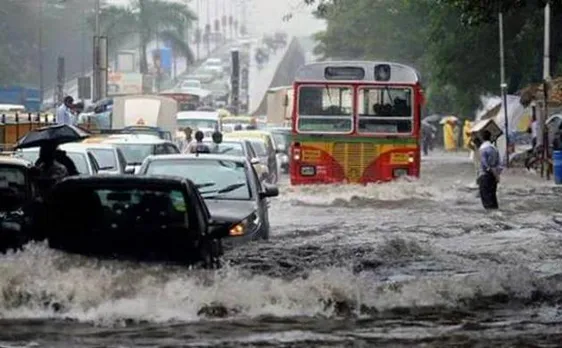 भारी बारिश से मुंबई बेहाल, सड़कों पर भरा पानी, मुश्किल भरे अगले 48 घंटे
