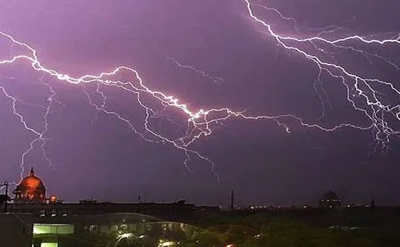 यूपी में आंधी-तूफान ने ली 26 की जान, दिल्ली में विमान सेवा पर असर, मुंबई में मुश्किल भरे 48 घंटे