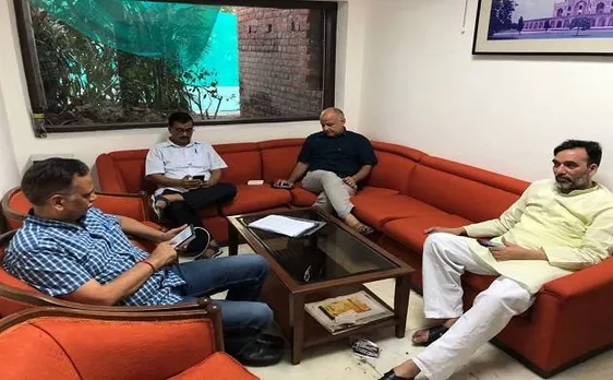 अरविंद केजरीवाल ने एलजी के खिलाफ फिर छेड़ी जंग, तीन मंत्रियों के साथ धरने पर बैठे