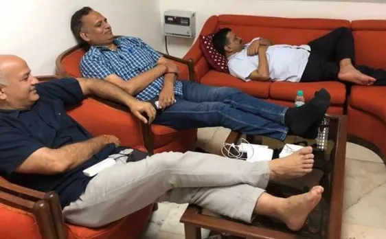 तीन मंत्रियों समेत सीएम केजरीवाल LG के घर कर रहे हैं धरना प्रदर्शन, ये है मांग