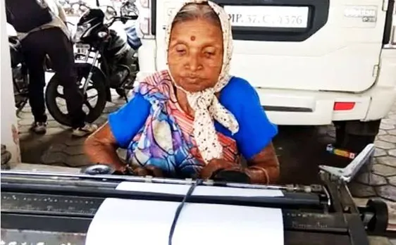'टाइपिंग अम्मा' की स्पीड देख सहवाग भी हुए हैरान, बताया 'सुपर वूमन'