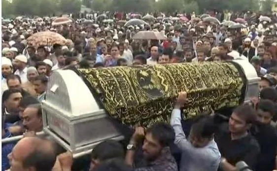 सुपुर्द-ए-खाक किए गए 'राइजिंग कश्मीर' अखबार के संपादक शुजात बुखारी