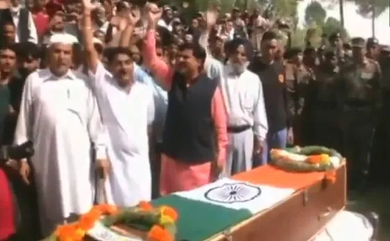 सुपुर्द-ए-खाक हुआ औरंगजेब, लोगों ने लगाए अमर रहे के नारे