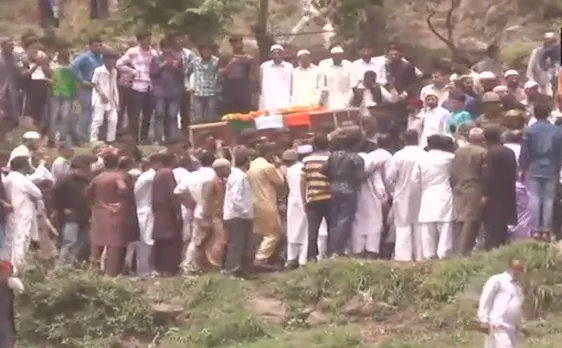 जम्मू-कश्मीर: आर्मी जवान औरंगजेब के शव को उसके पैतृक गांव लाया गया, जुटी भारी भीड़