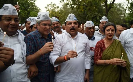 छठवें दिन भी केजरीवाल का धरना प्रदर्शन जारी, समर्थन में आए क्षेत्रीय दल, राजनाथ कर सकते हैं पीएम से मुलाक़ात