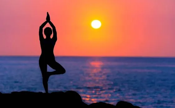 जिम और फिटनेस सेंटर की बजाए इन योग आसनों से खुद को रखें FIT