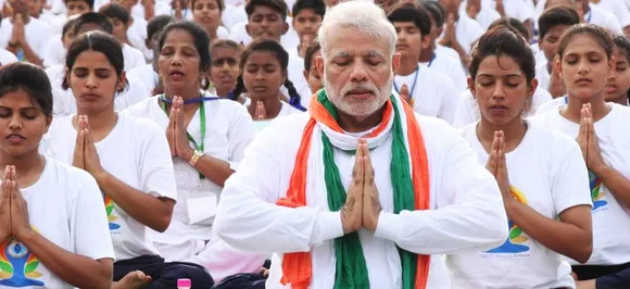 International Yoga Day: प्रधानमंत्री नरेंद्र मोदी उत्तराखंड में हज़ारों वॉलंटियर्स के साथ कर रहे हैं योगासन